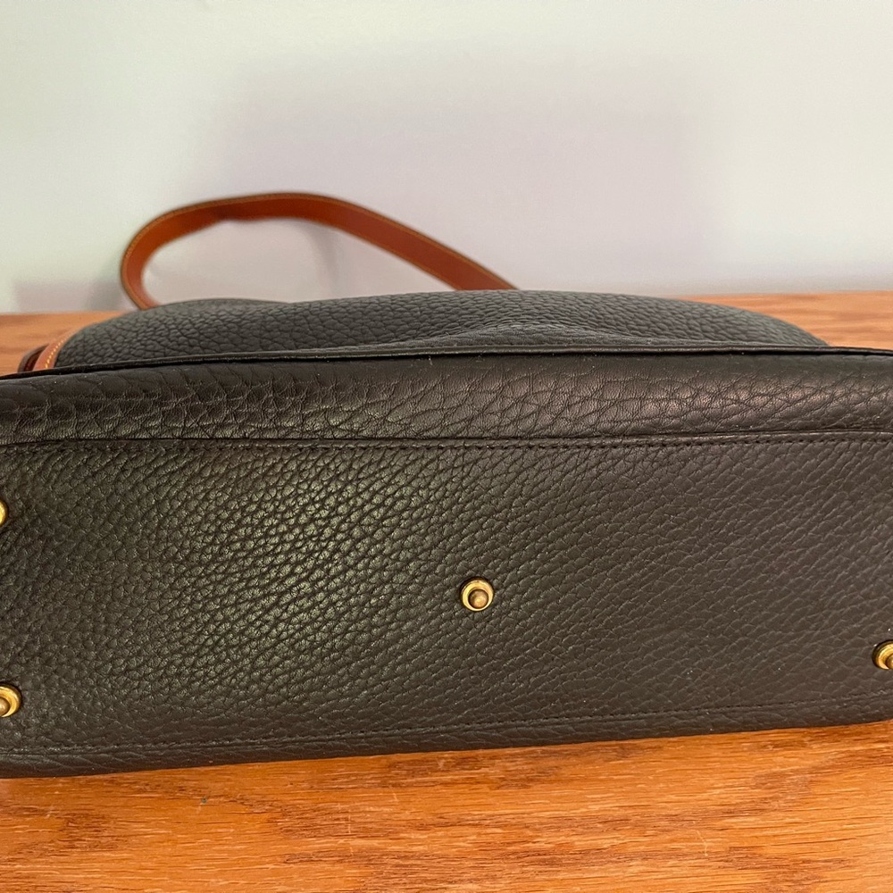 SOLD!!    Very nice Dooney & Bourke Navy/Tan Leather Pebble Grain Purse - Picture 5 of 8